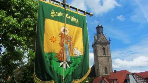 DIe Fahne der Gruppe Sankt Regina vor der Kilianskirche zu Korbach